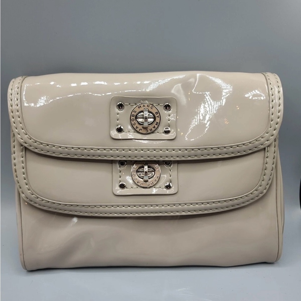 Marc Jacobs Two Turnlocks Clutch with removable chain in taupe